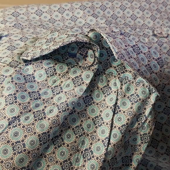 🌼 happy light weight button up blue flowered top - Picture 3 of 11